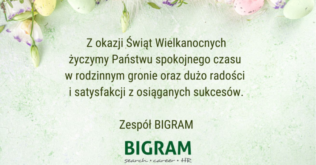 Na wiosennym zielonym tle z kwiatami i pisankami znajdują się życzenia wielkanocne oraz logo BIGRAM.
